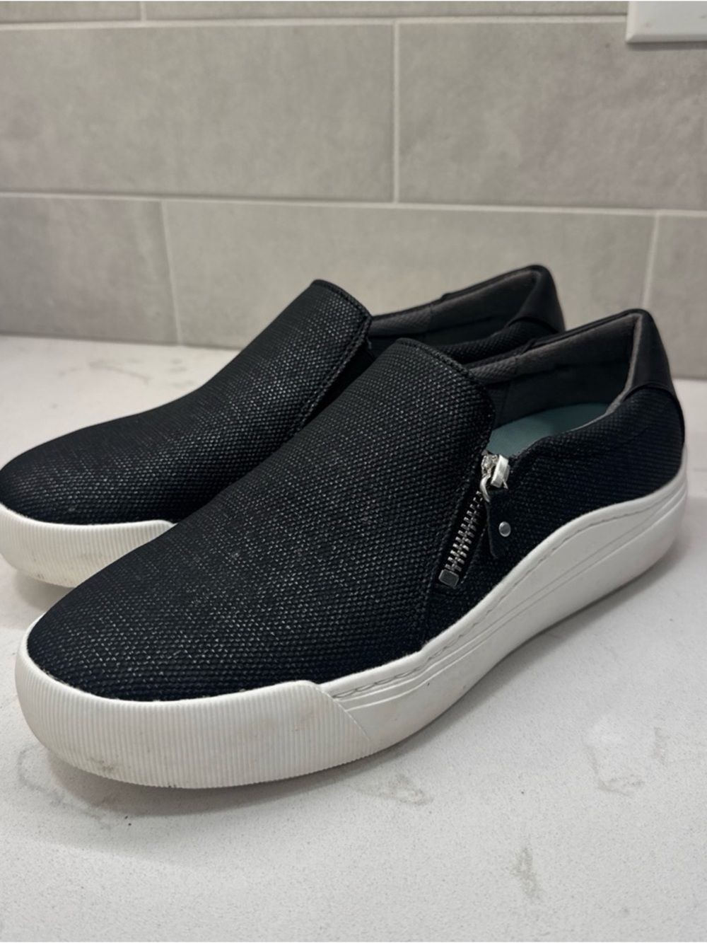 Dr Scholls women’s Slip-On Casual Sneakers in Black with White Sole side zip 9.5